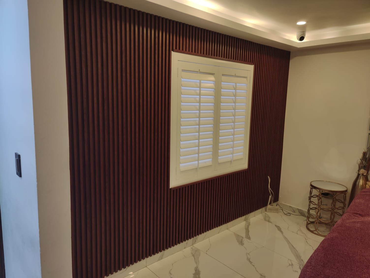 Lambrín y Shutters — Recámara Residencial