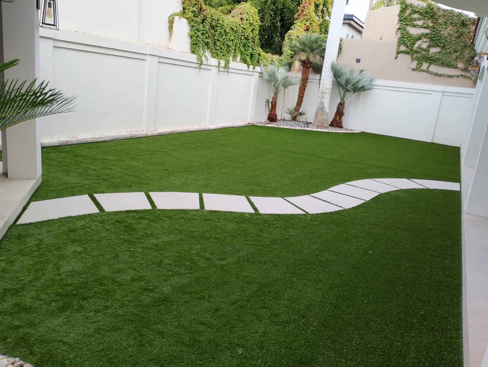 Jardín con Pasto Sintético