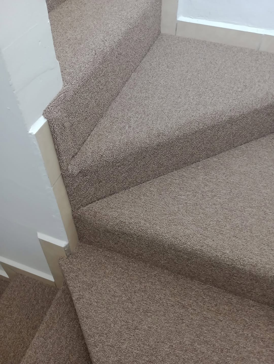 Alfombra — Instalación en Escaleras - Casa y Moda Instalaciones