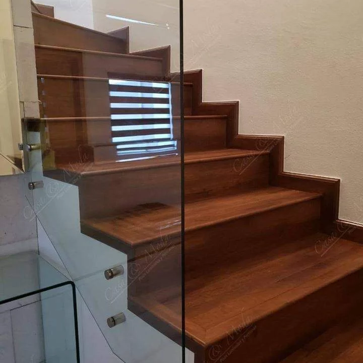 Laminado Madera Oscura en Escalera